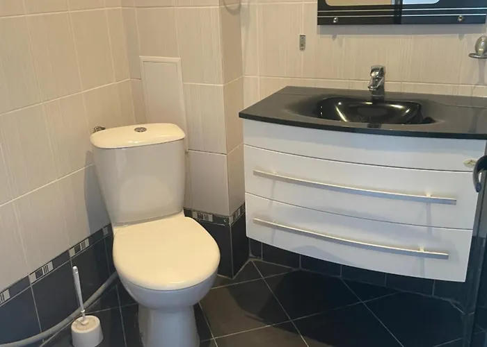 2-bed,2-bath, Free Private Parking Apartment